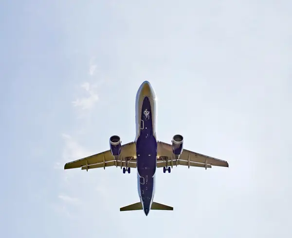 O avião no céu fechar-se — Fotografia de Stock