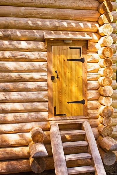 Ladder naar de houten huis in een zonnige dag — Stockfoto