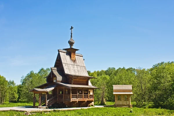 Wooden church near to Gremyachiy falls — Stock Photo, Image
