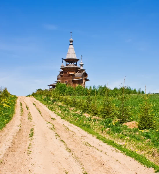 Vägen till träkyrkan nära gremyachiy faller — Stockfoto