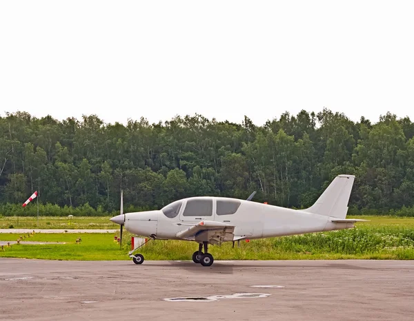 Das kleine Flugzeug in der Nähe der Landebahn — Stockfoto