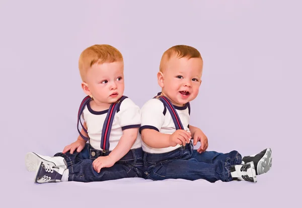 Мальчики-близнецы на светлом фоне — стоковое фото