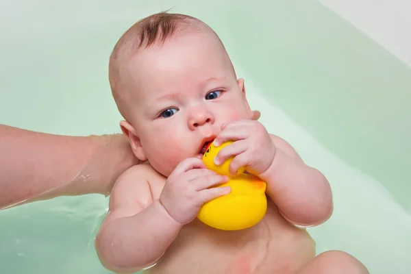 El niño juega al agua — Foto de Stock