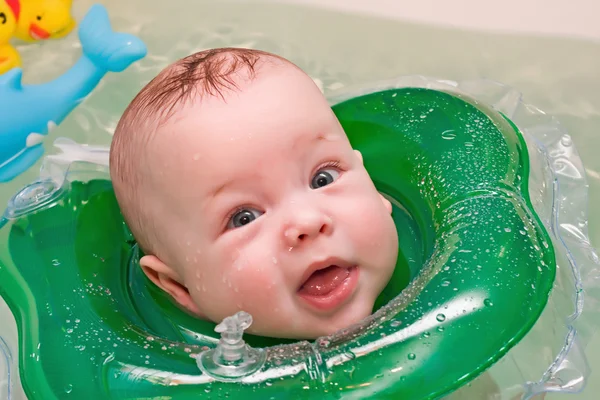 The kid plays to water — Stock Photo, Image