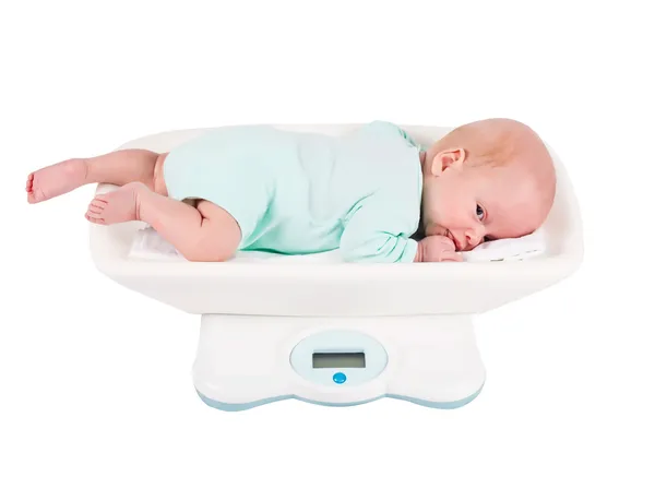 Novorozenec leží na váhy — Stock fotografie