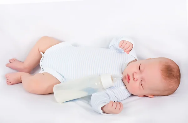 El recién nacido se ha dormido después de la leche. —  Fotos de Stock