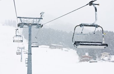 Teleferik sandalye kirhberg, Avusturya. kar yağışı