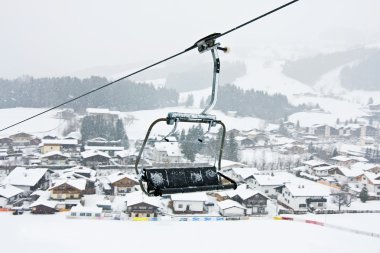 kirhberg, Avusturya karşı teleferik koltukları. kar yağışı