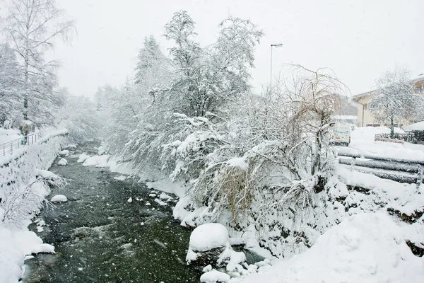 Заснеженная река, снегопад, Кирхберг, Австрия — стоковое фото