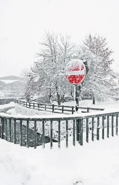 Un segnale di stop a Kirhberg, Austria, Tirolo, nevicate — Foto Stock