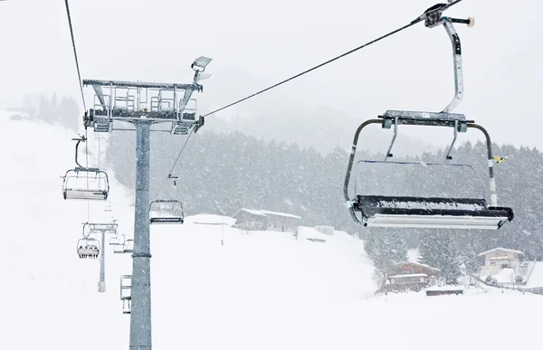 Teleferik sandalye kirhberg, Avusturya. kar yağışı — Stok fotoğraf