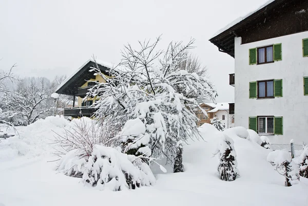 雪に覆われた通り kirhberg、オーストリア、チロル、降雪 — ストック写真