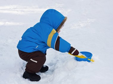 bir yaşındaki çocuk oyun karda