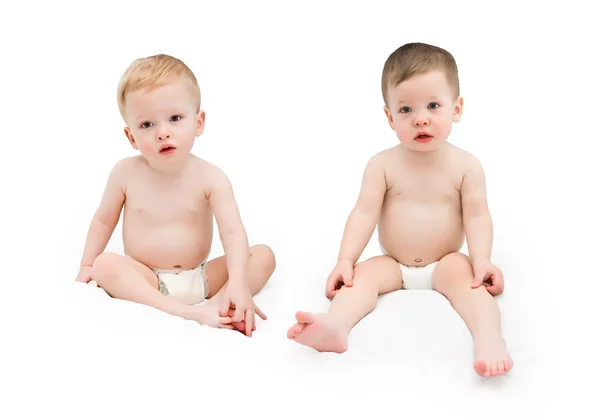 Bir yaşındaki ikiz bebek bezi giyiyor portresi — Stok fotoğraf