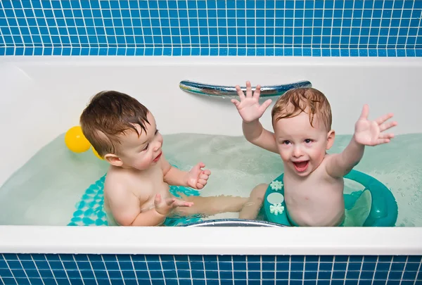 One-year-old twins play a bathroom — Stock Photo, Image