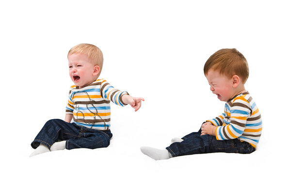 Близнецы. Оба плачут, оскорбляют друг друга, брат и сестра, на белом
