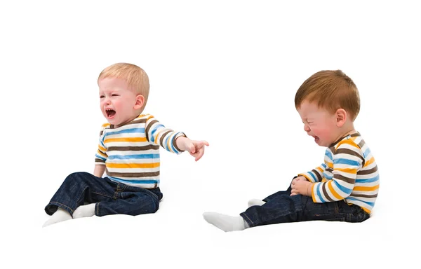 Gemelos. Ambos lloran, se ofenden el uno al otro, hermano, en el blanco — Foto de Stock