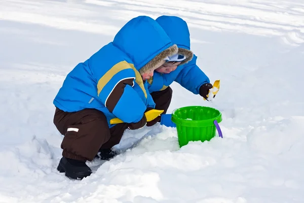 One-year-old twins play in snow together — Stock Photo, Image