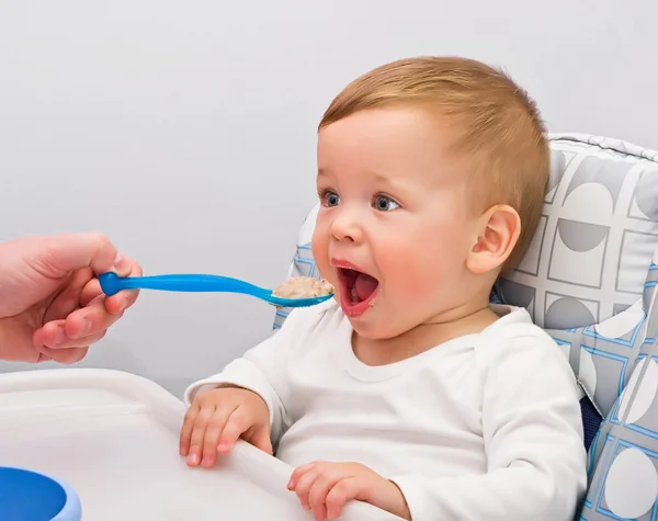 Bir yaşındaki çocuk püresi yiyor Stok Fotoğraf