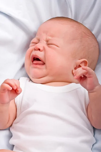 The newborn cries — Stock Photo, Image