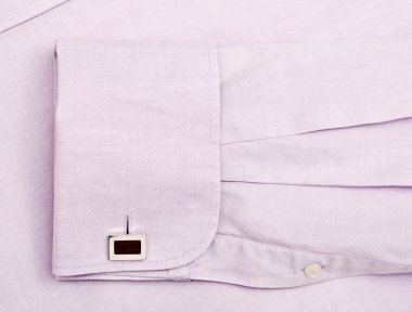 roze shirt en mouwen met een manchetknoop