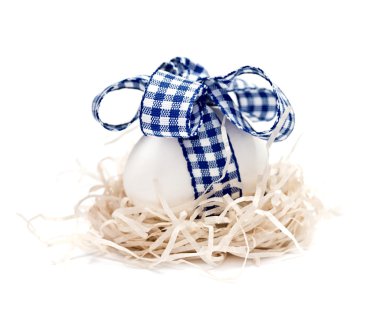 Beyaz Mavi Şerit ve yay ile bir yuvadaki yumurta