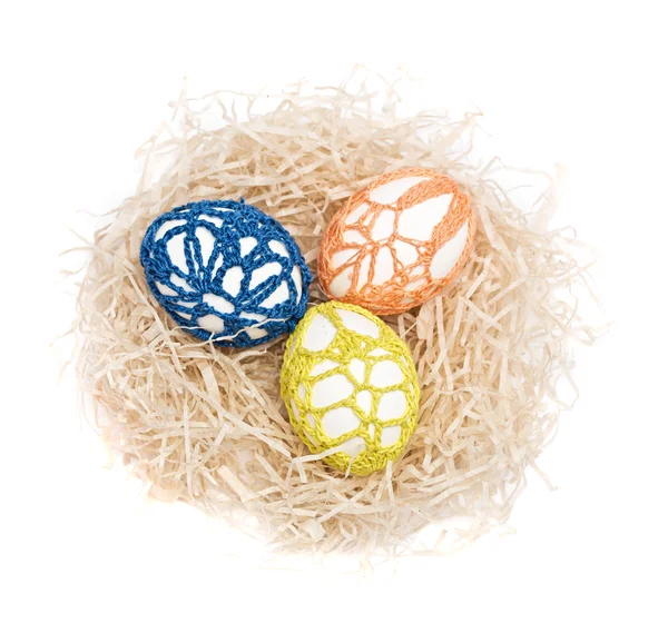 Huevos de Pascua en un nido. — Foto de Stock