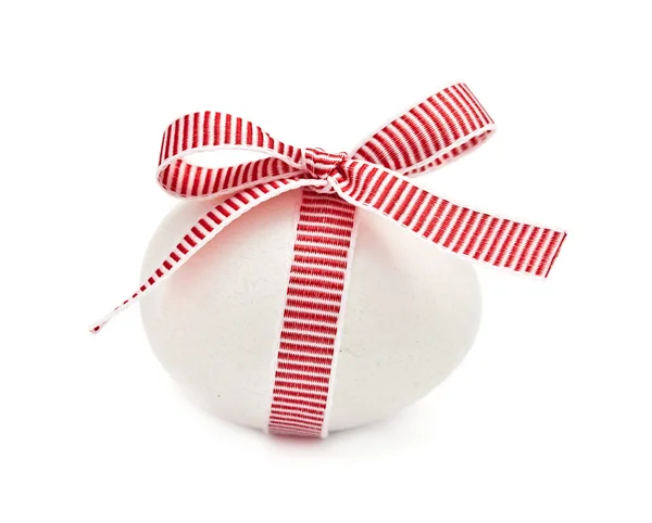 Weißes Ei mit roter Schleife und Schleife — Stockfoto