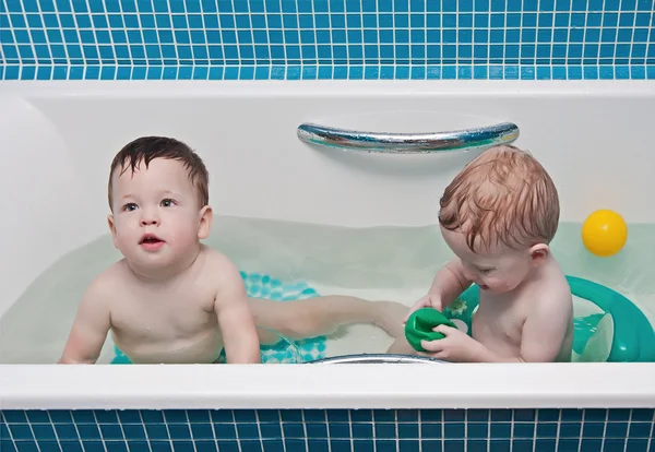 Two-year-old twins play a bathroom — Stock Photo, Image