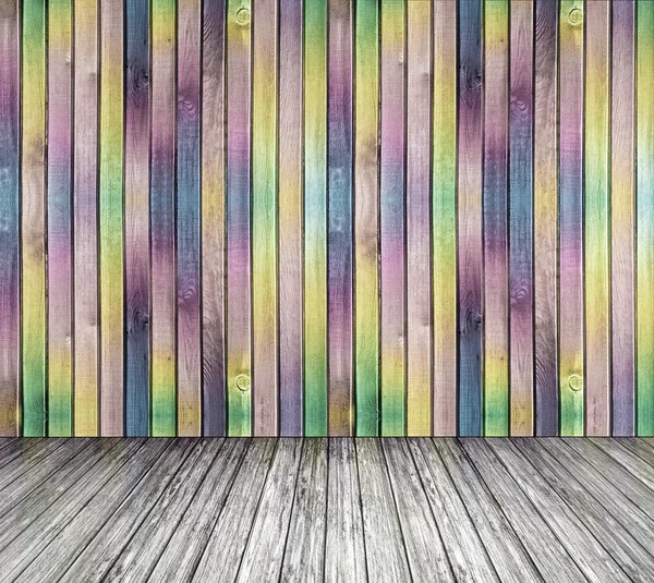 Multi-gekleurde muur van hout en een grijze houten vloer — Stockfoto