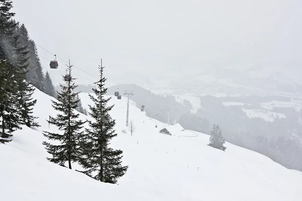 Asansör Alpler 'de kar yağışı — Stok fotoğraf