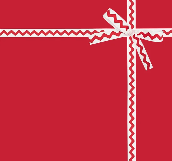 Karte mit weißer Schleife mit rotem Ornament — Stockfoto