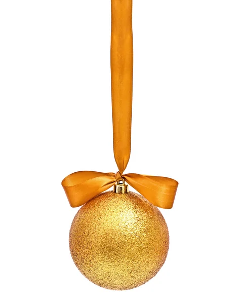 Gouden Kerstmis bol met lint — Stockfoto