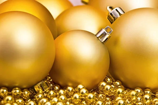 ゴールデン クリスマスの球 — ストック写真