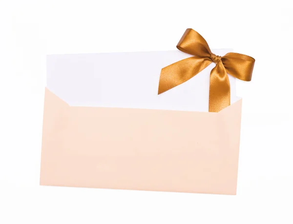 Gold papier envelop met strik — Stockfoto