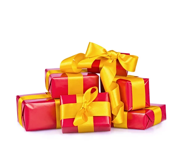Cadeaux rouges avec un ruban jaune — Photo