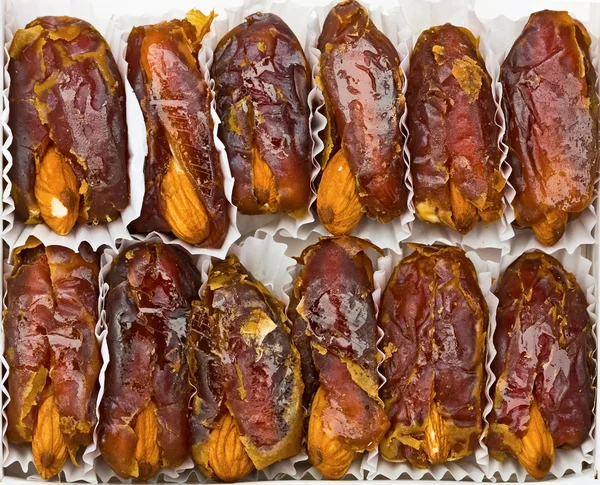 Dates stuffed with almonds — Stock Photo, Image