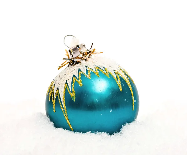 Bola de Natal azul com neve — Fotografia de Stock