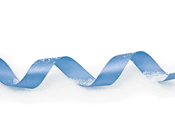 Блакитна стрічка на фоні снігу — стокове фото