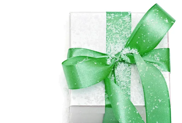 Witte geschenkdoos met groene strik — Stockfoto