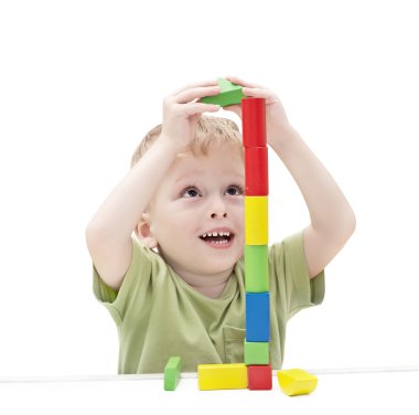 çocuk oyuncak legolarla oynuyor