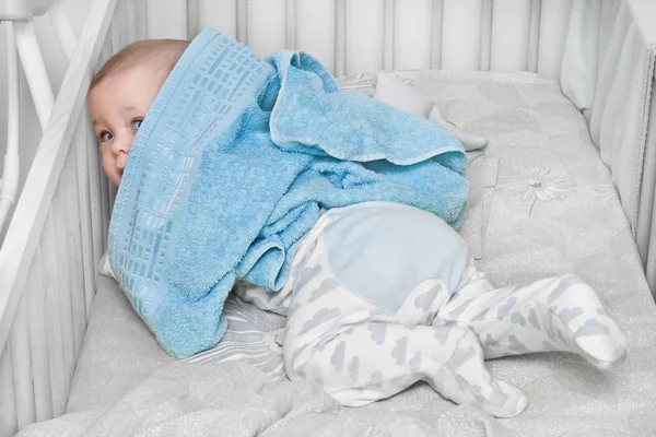Recém-nascido e toalha — Fotografia de Stock