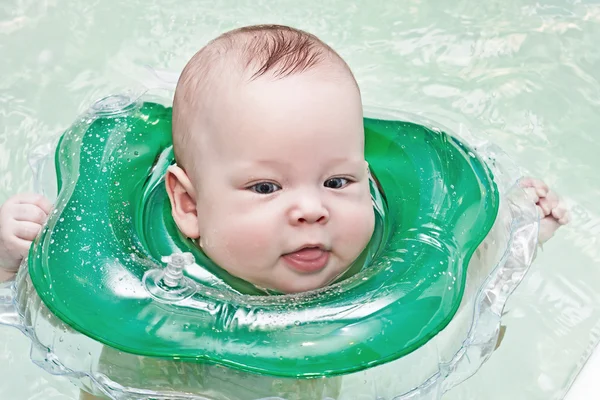 Nouveau-né prenant un bain — Photo