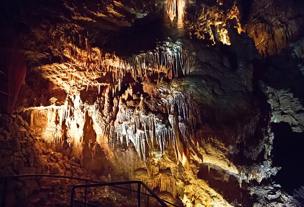 Stalagmity i stalaktyty — Zdjęcie stockowe