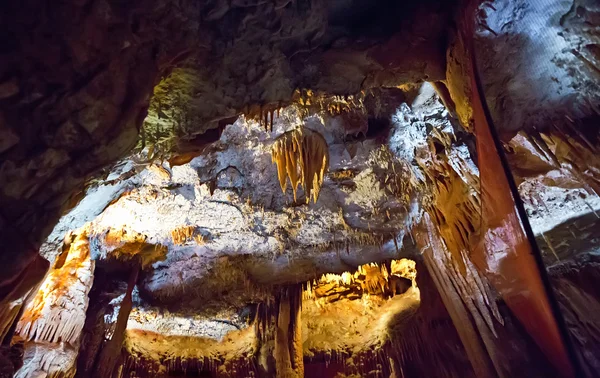 Stalagmiti e stalattiti — Foto Stock