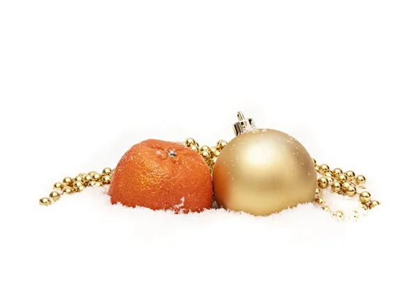 Joyas de Navidad y mandarina en la nieve — Foto de Stock