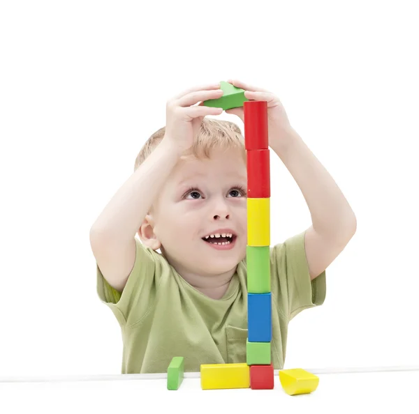 Çocuk oyuncak legolarla oynuyor — Stok fotoğraf