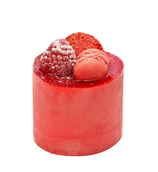 Crimson koláč bublanina s zákusek makarónek — Stock fotografie