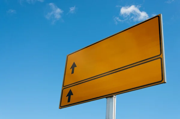 Panneau de signalisation jaune avec des flèches sur fond de ciel . — Photo