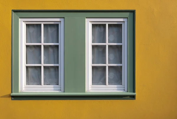 Deux fenêtres en mur jaune — Photo